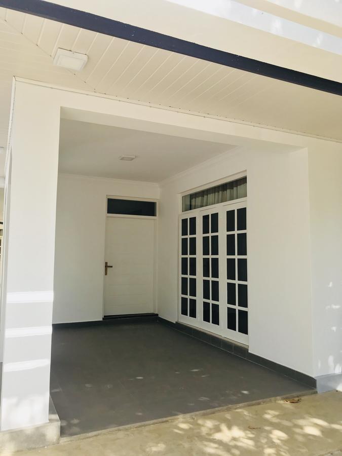 Royal White Tourist Rest Hotel Anuradhapura Kültér fotó
