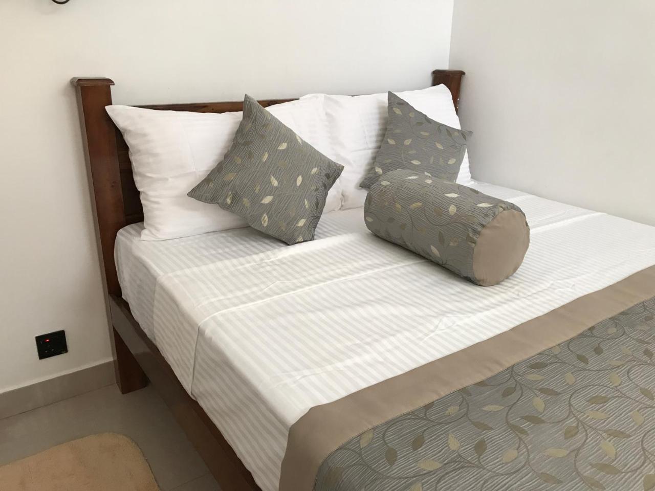 Royal White Tourist Rest Hotel Anuradhapura Kültér fotó