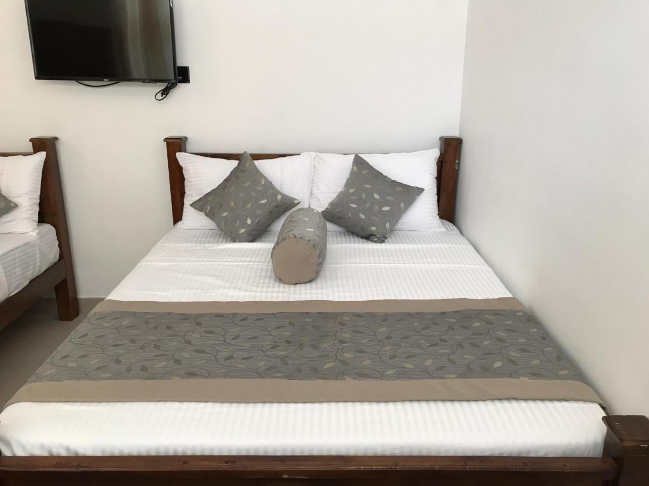 Royal White Tourist Rest Hotel Anuradhapura Kültér fotó