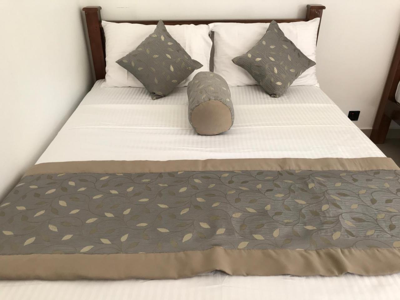 Royal White Tourist Rest Hotel Anuradhapura Kültér fotó