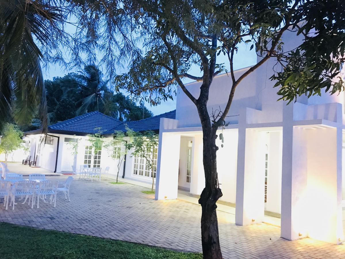 Royal White Tourist Rest Hotel Anuradhapura Kültér fotó