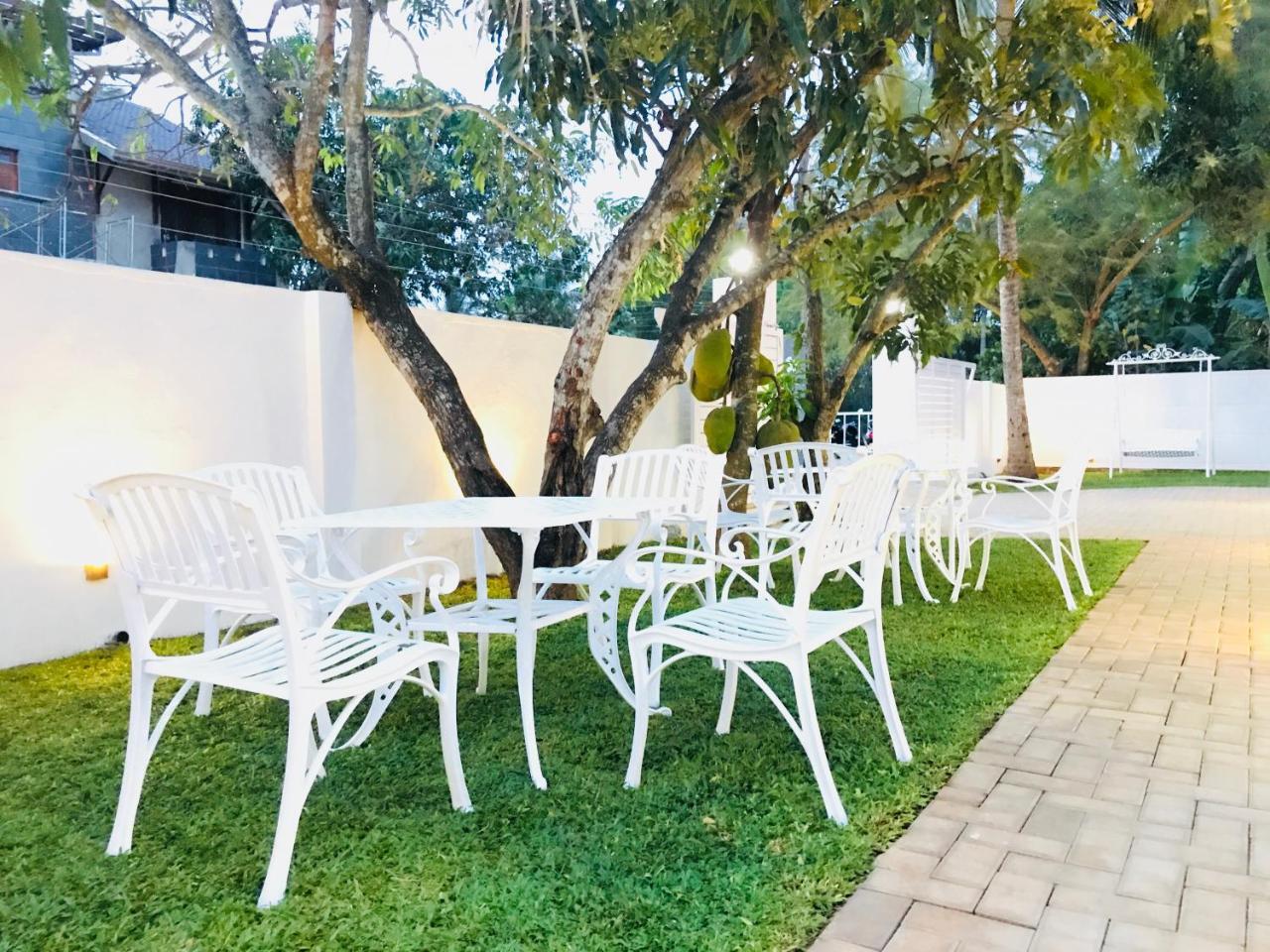 Royal White Tourist Rest Hotel Anuradhapura Kültér fotó