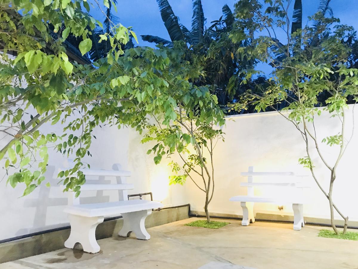 Royal White Tourist Rest Hotel Anuradhapura Kültér fotó
